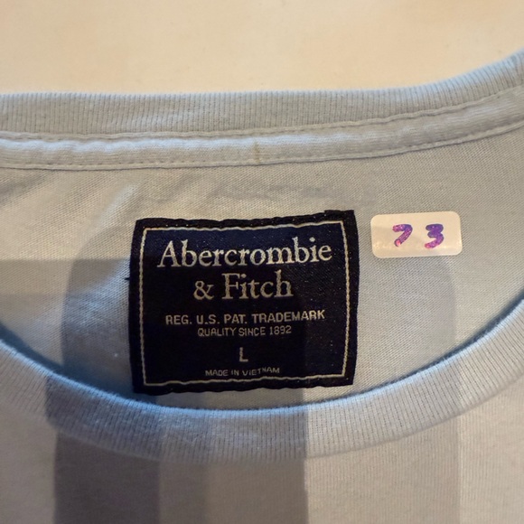 Abercrombie and Fitch, large baby blue T-shirt - Picture 3 of 4